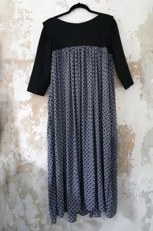 3/4 Sleeve Flowy Black and White Patterned Middle Lenght Dress without a Ruffle