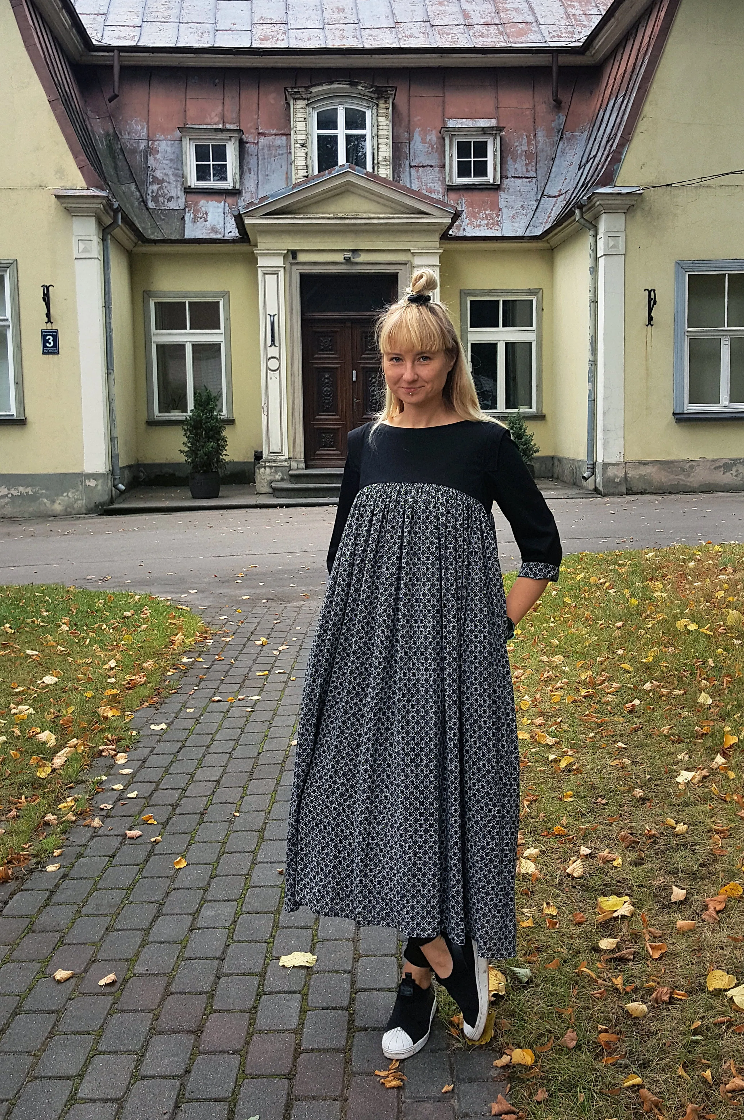 3/4 Sleeve Flowy Black and White Patterned Middle Lenght Dress without a Ruffle