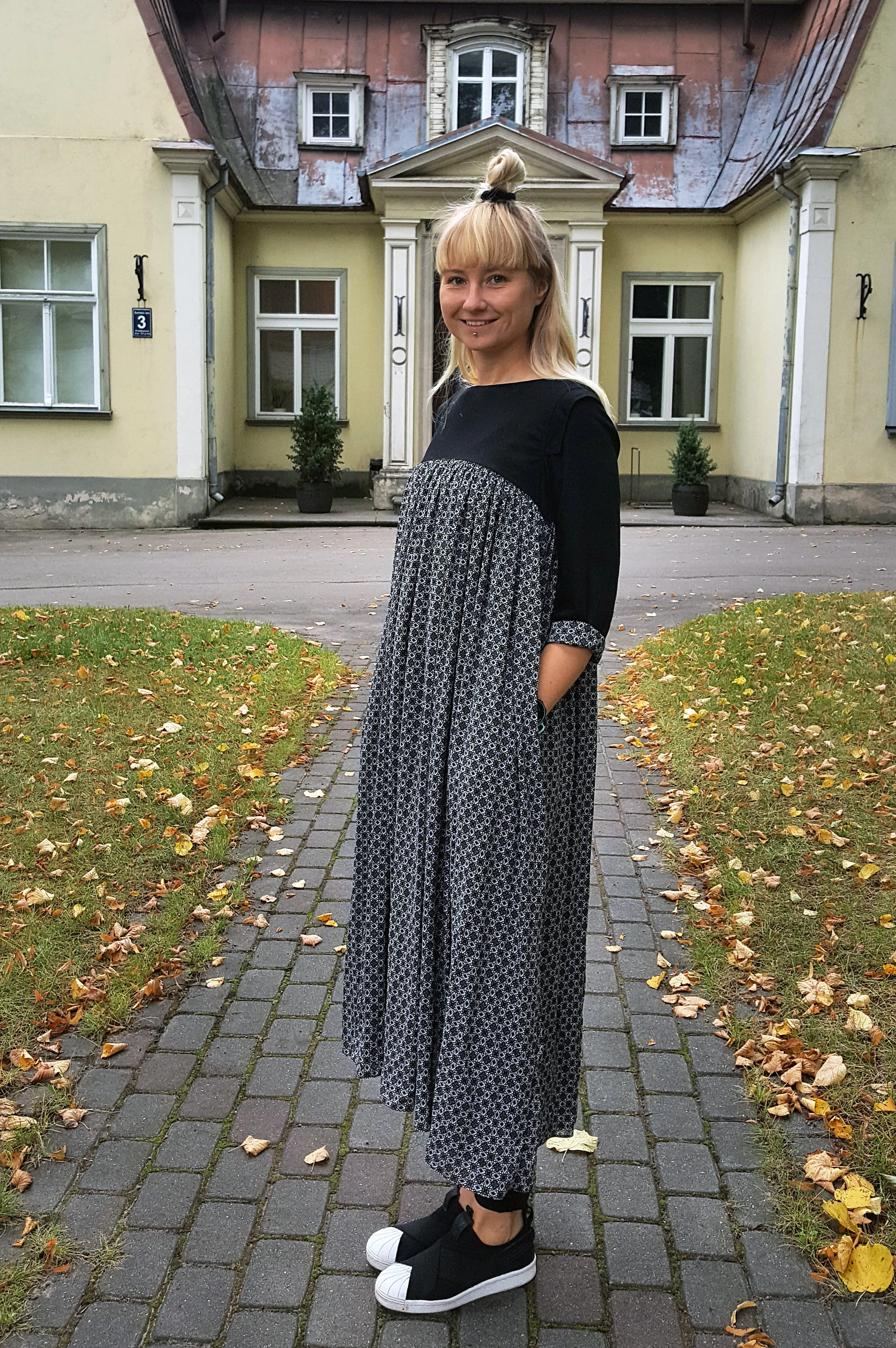 3/4 Sleeve Flowy Black and White Patterned Middle Lenght Dress without a Ruffle